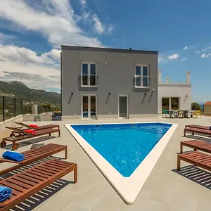Mila Kastela , Kaštel Novi Croatie